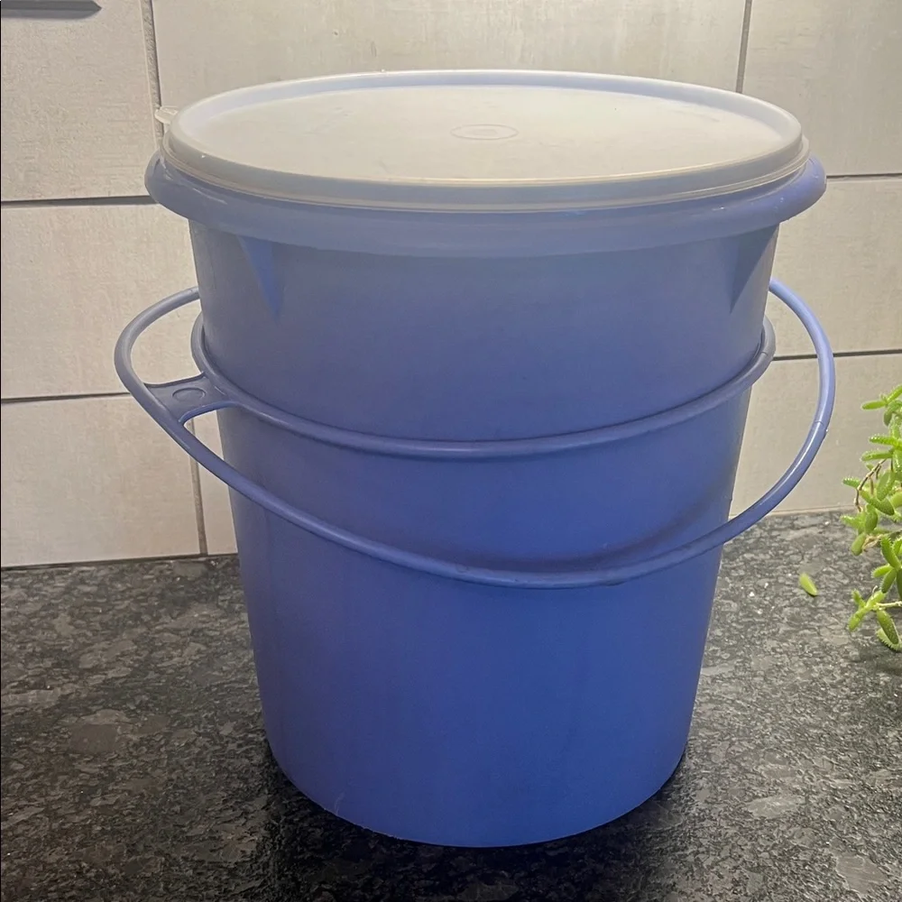 RARE Periwinkle Blue Plastic Bucket with Lid by Tupperware. Handle too!!